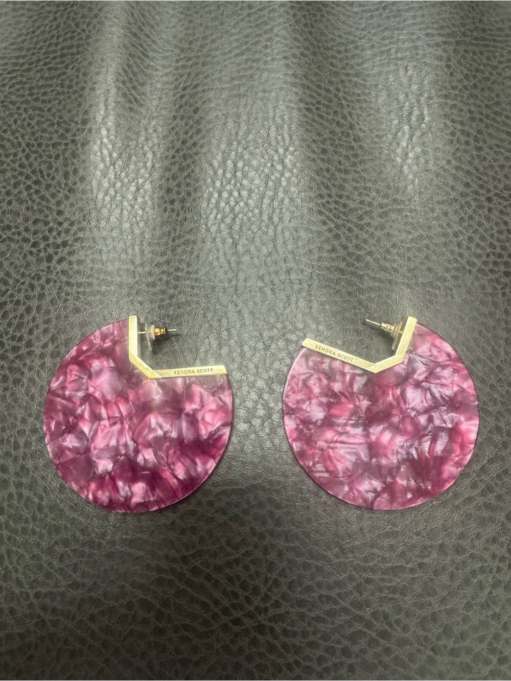 Kendra Scott Magenta Marbled Resin Disc Earrings with Gold Trim